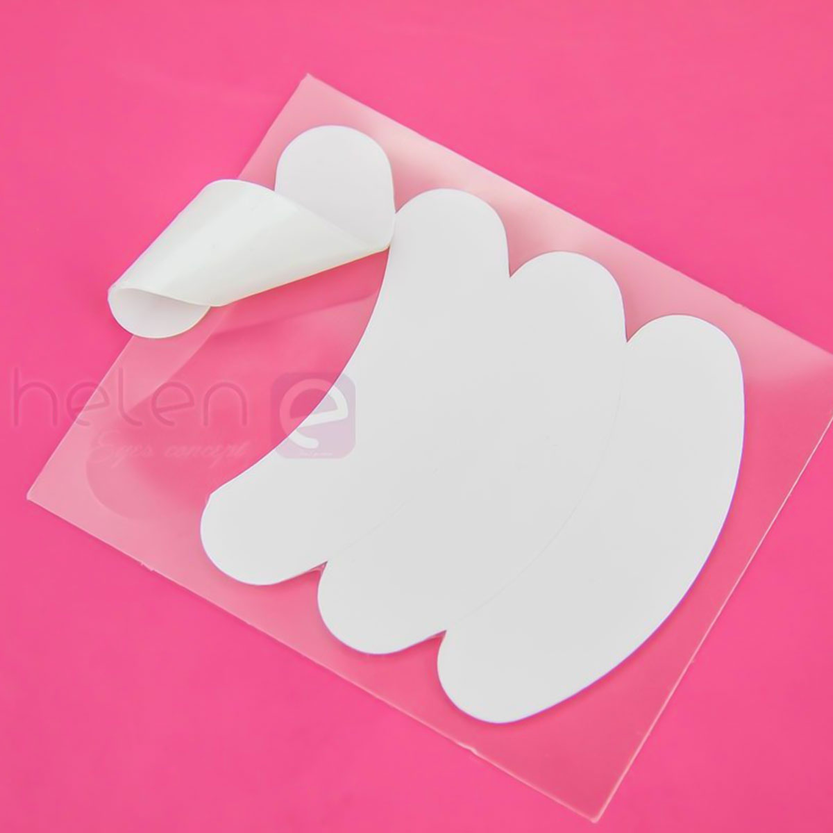 Patch Ciglia Gel foto di 4 Patch Ciglia Gel bianchi su fondo fuxia