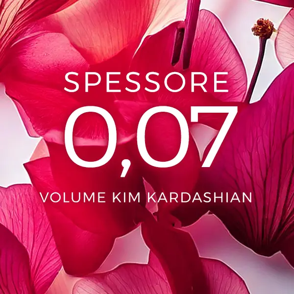Ciglia 0,07 Volume Kim Kardashian Scritta bianca su sfondo petali rose