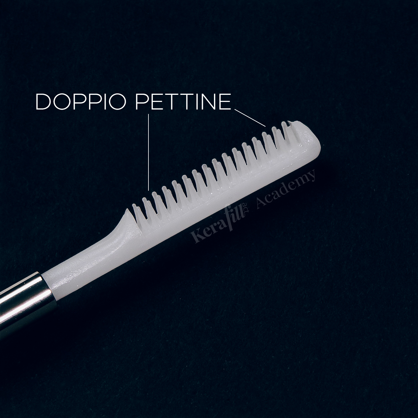 doppio-pettine-sollevatore-ciglia-multifunzione foto del margine con pettinino di un sollevatore ciglia