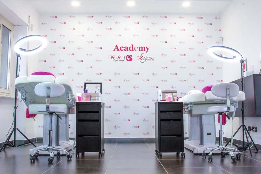 foto parete con loghi e due lettini di fianco