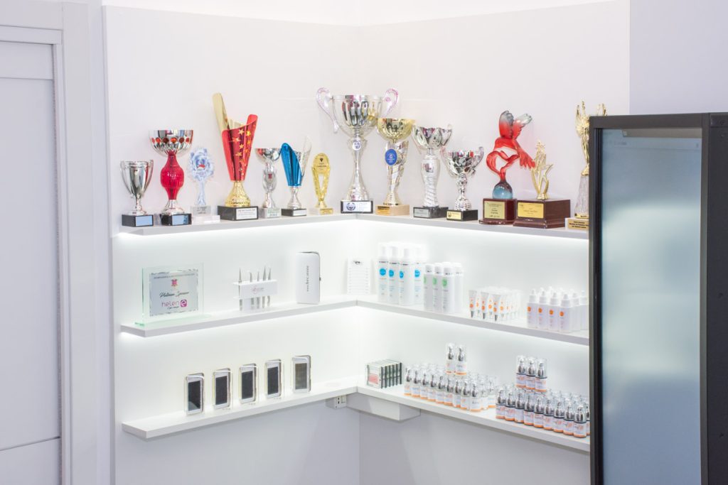 foto di una bacheca premi e coppe ciglia e sopracciglia nel Negozio HEC STORE Roma