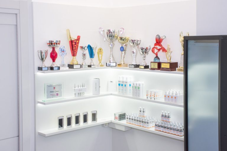 foto di una bacheca premi e coppe ciglia e sopracciglia nel Negozio HEC STORE Roma