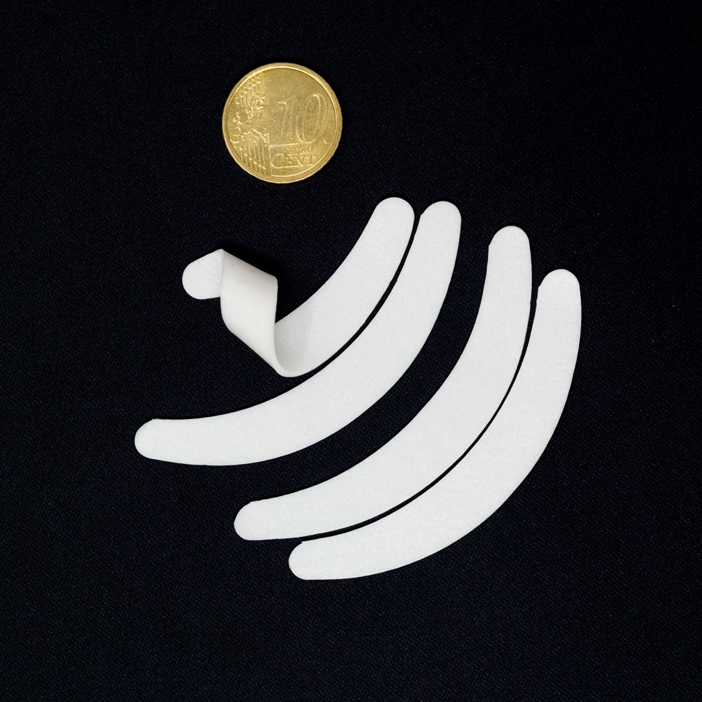 patch-extension-senza-gel 4 patch ciglia extension in linea di cui uno ripiegato con una moneta vicino