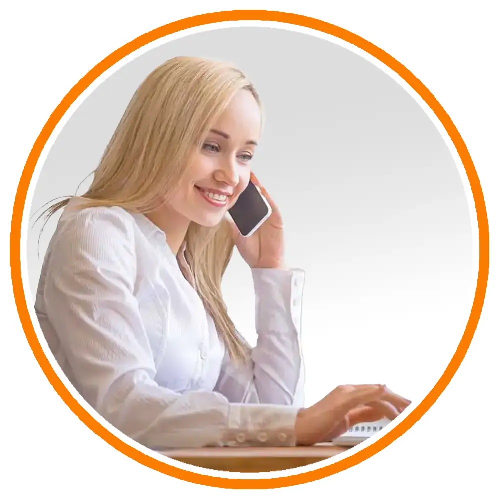 piano americano ragazza bionda sorridente al telefono