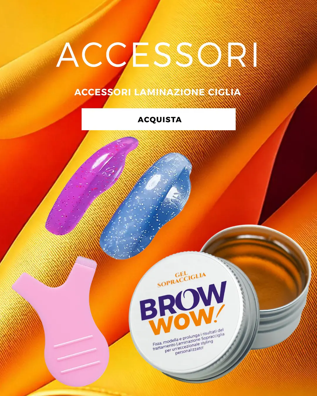 sfondo giallo arancio con pieghe e foto di cosmetici in piedi con scritta accessori