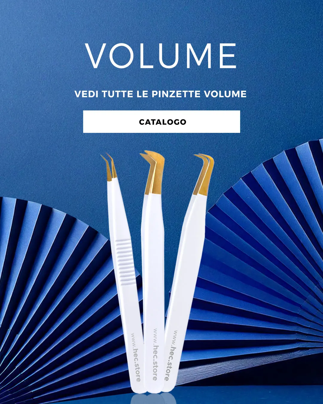tre pinzette per ciglia in piedi con sfondo blu di ventagli di carta