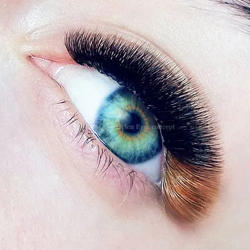 primo piano occhio azzurro con tante ciglia extension